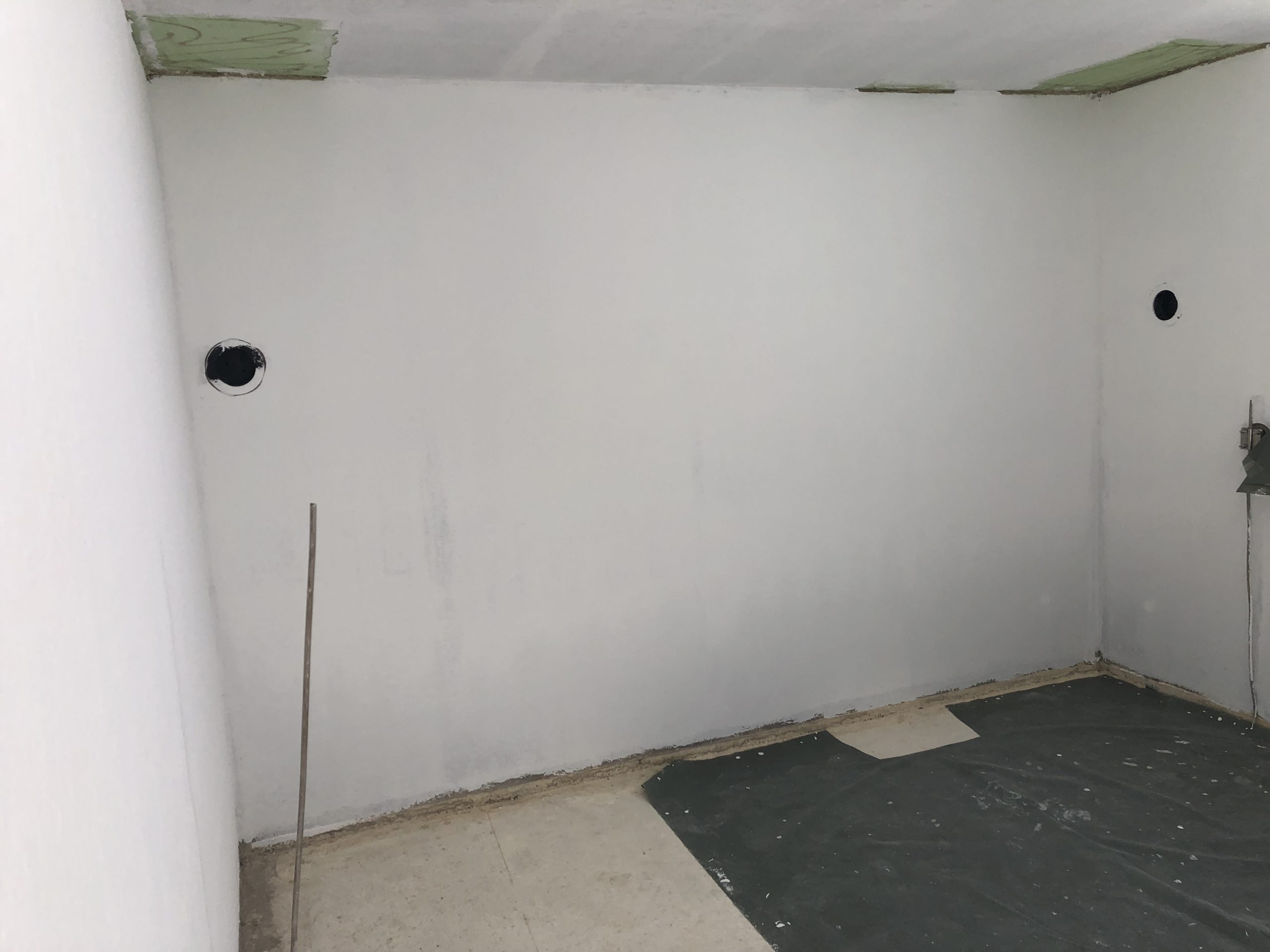 Warten auf die Hausstellung und erste Arbeiten im Keller