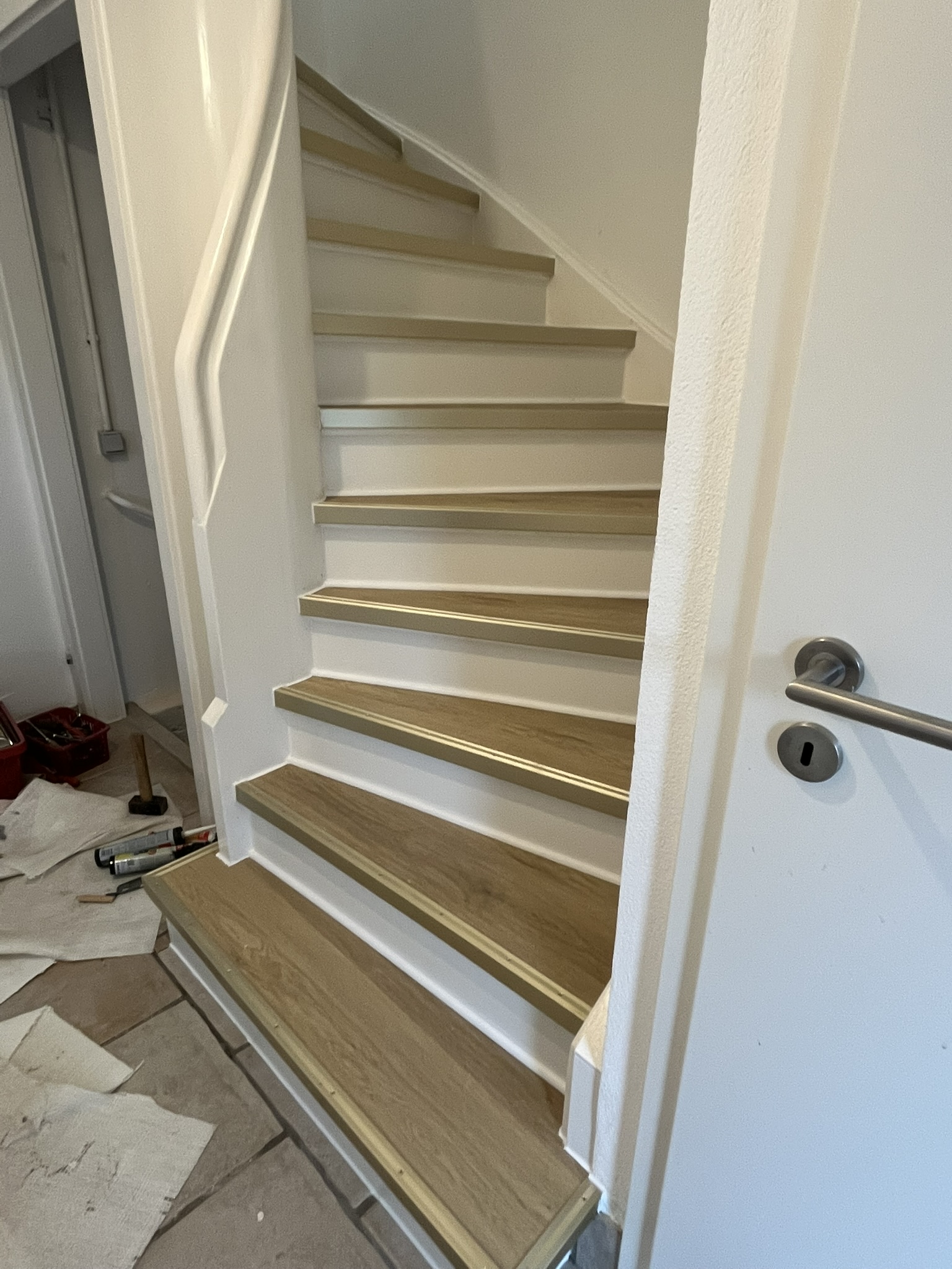 Treppe mit Vinyl renovieren – So gelingt die Verwandlung!
