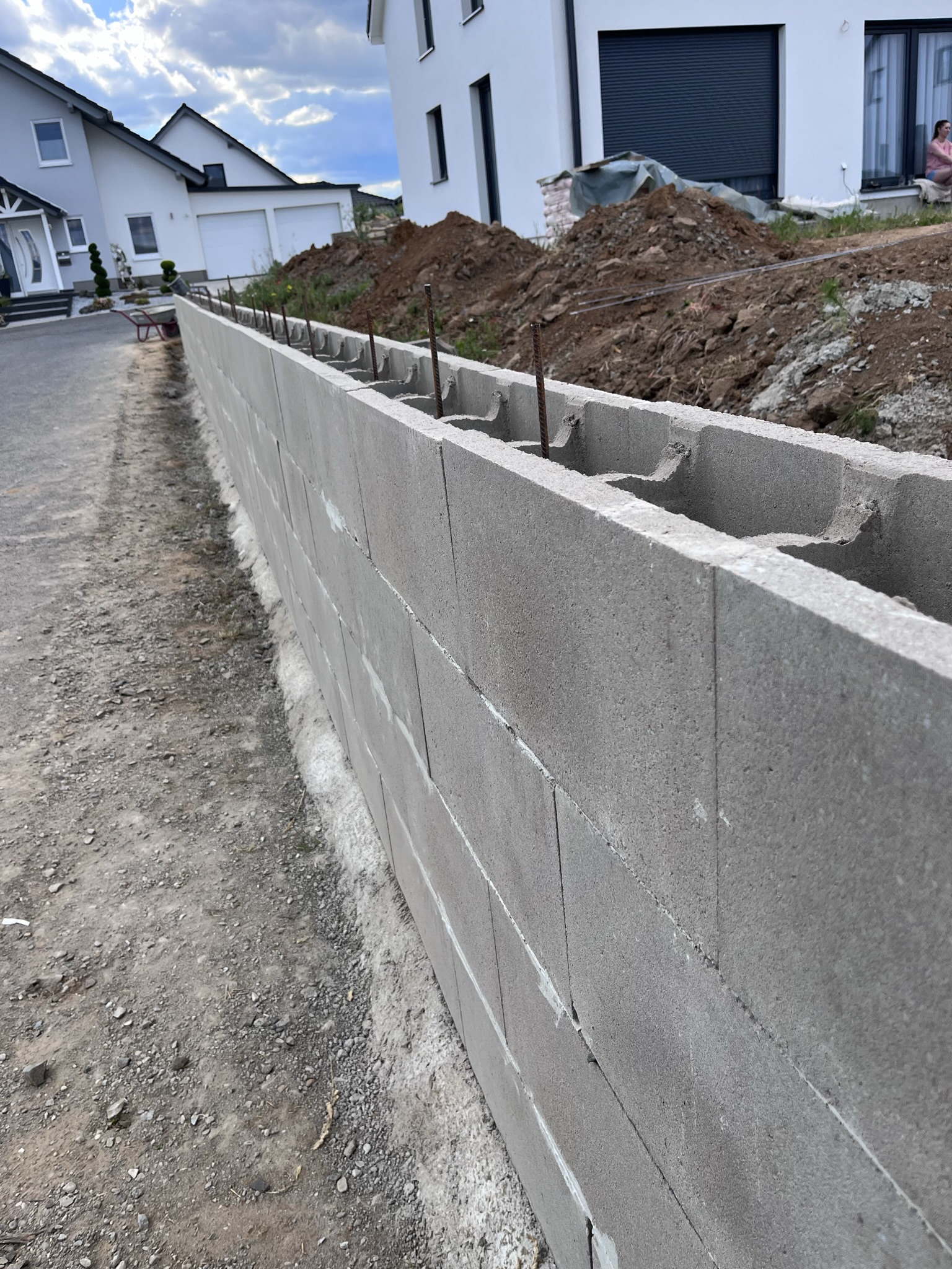 Stützmauer aus Schalungssteinen bauen – unsere Erfahrung Schritt für Schritt